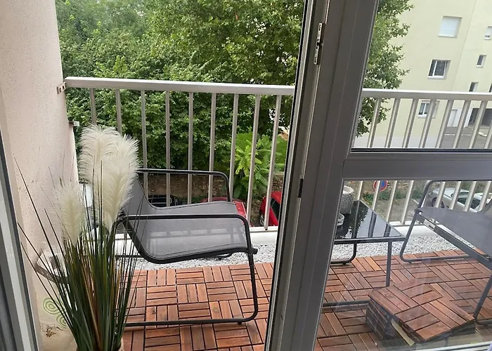 Appartement T2 Renove Avec Balcon Et Parking