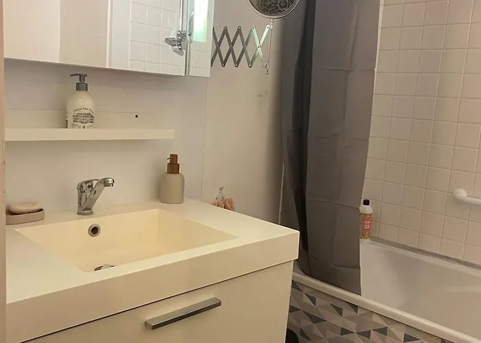 Appartement T2 Renove Avec Balcon Et Parking Daire *